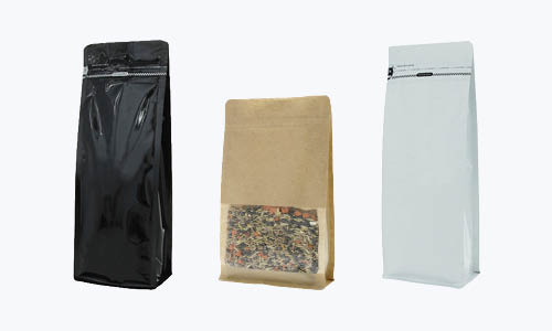 Poche à fond plat avec fermeture éclair sur le devant. Poche à fond plat avec fermeture éclair sur le devant.